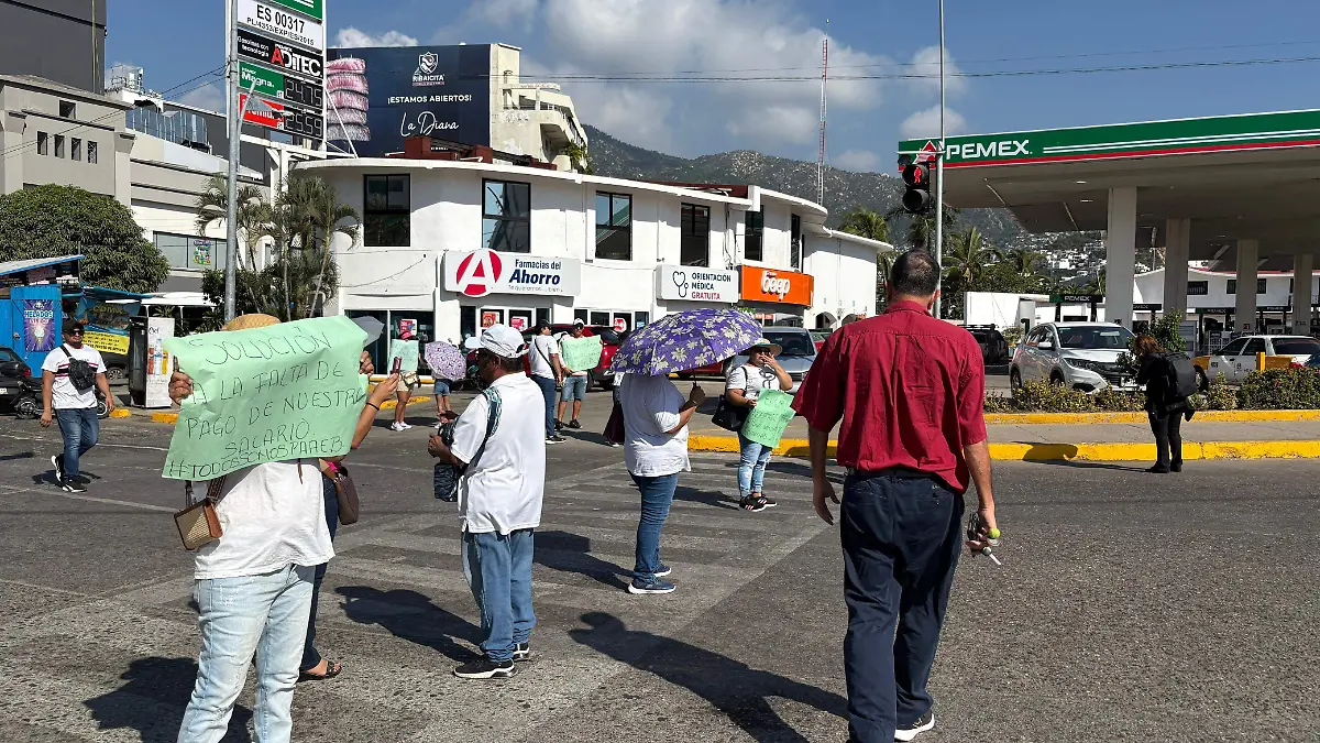 SNTE bloquea la Costera